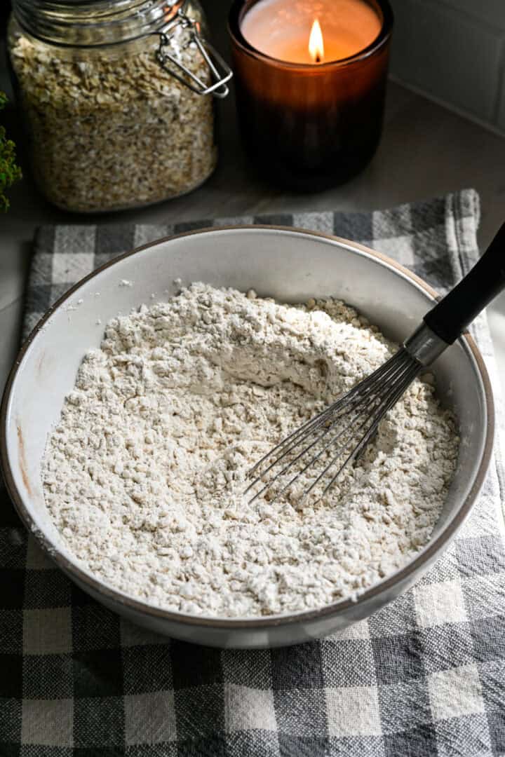 Ingrédients secs de la tarte à la crème aux flocons d'avoine.