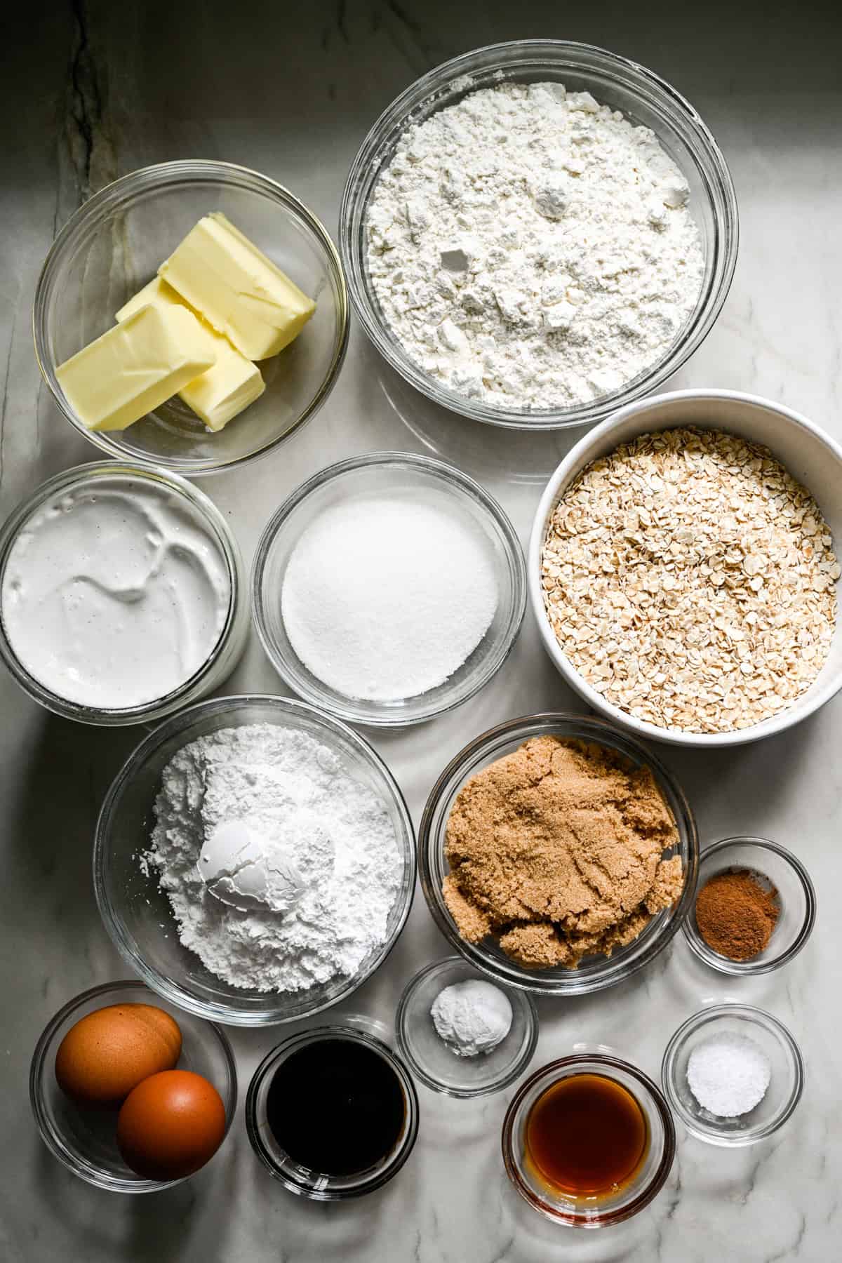 Vue aérienne des ingrédients de la tarte à la crème et à l'avoine.