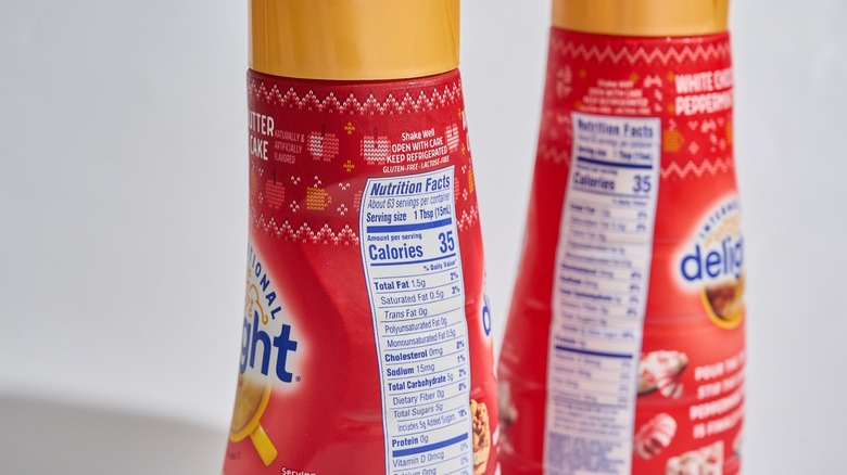 Gros plan sur les informations nutritionnelles de chaque flacon de crémier