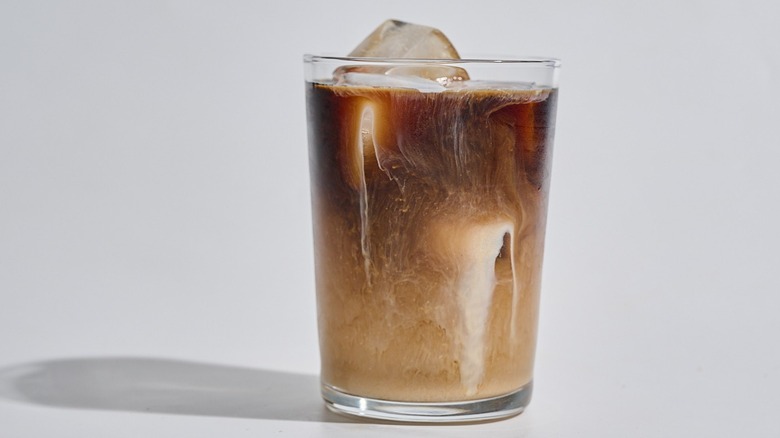 tasse de café glacé avec crème sur une table