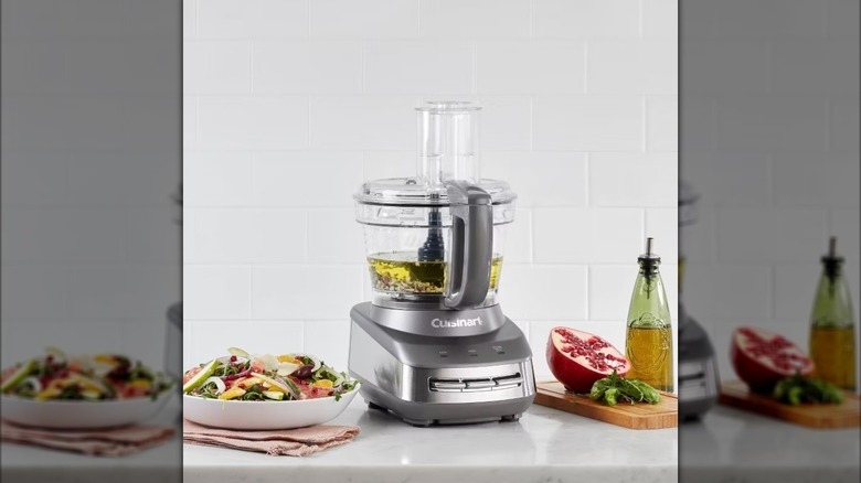 Robot culinaire Cuisinart de 10 tasses, avec de l'huile et des légumes à part