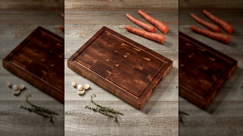 Planche à découper en acacia de 17 pouces avec carottes, ail et herbes sur le côté