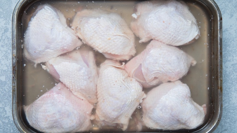 Les cuisses de poulet sont broyées