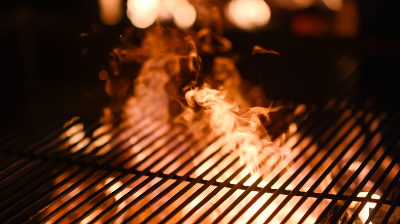 Flammes sous un barbecue