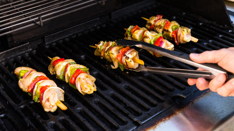 Brochettes de poulet aux légumes cuites sur un grill