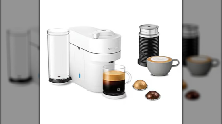 Bouteille bleue Nespresso Vertuo Pop+ et mousseur à lait Aeroccino3