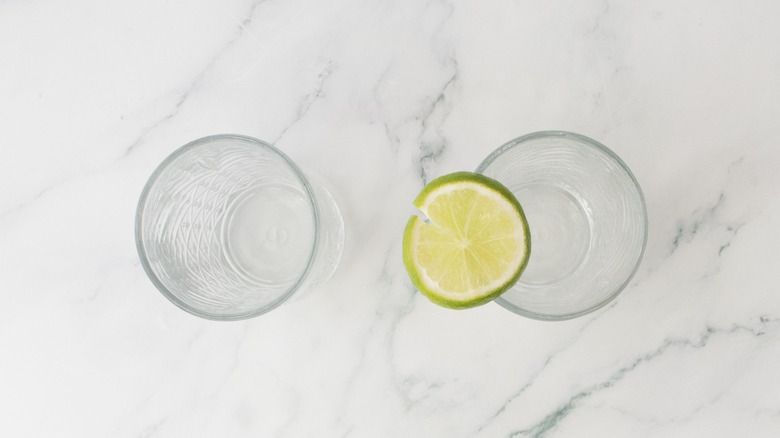 Deux verres avec un quartier de citron vert sur l'un