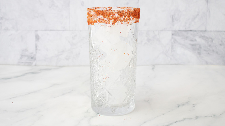 Verre à bord de tajin rempli de glace