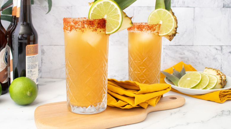 Panachés au rhum tropicaux en verre avec jantes Tajín
