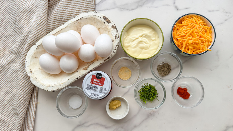 Ingrédients de la recette d'oeuf farci au fromage et au piment