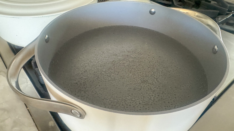 casserole avec de l'eau bouillante