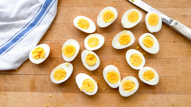 oeufs durs tranchés à bord