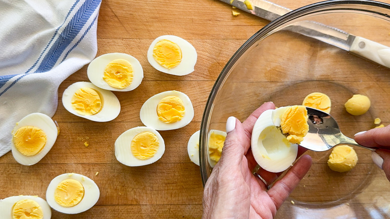 mettre à la main le jaune d'oeuf dans un bol