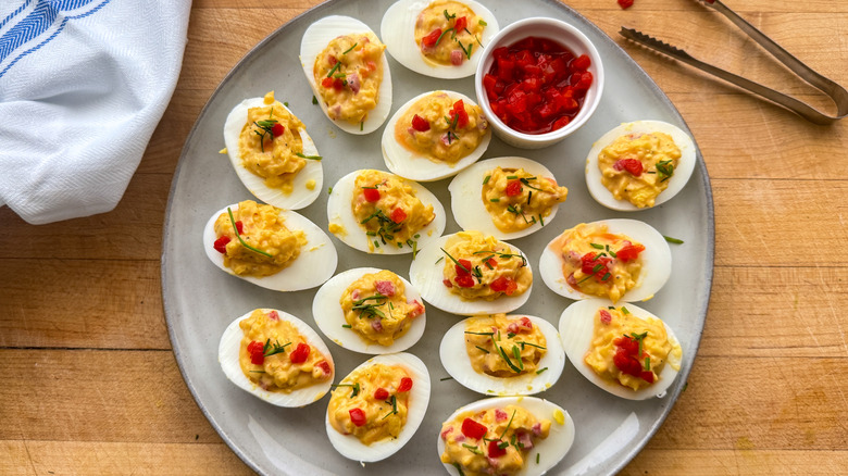 Oeufs farcis au fromage piment sur un plateau de service