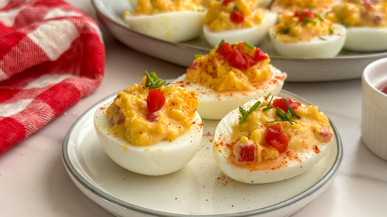 Oeufs farcis au piment et au fromage sur une assiette