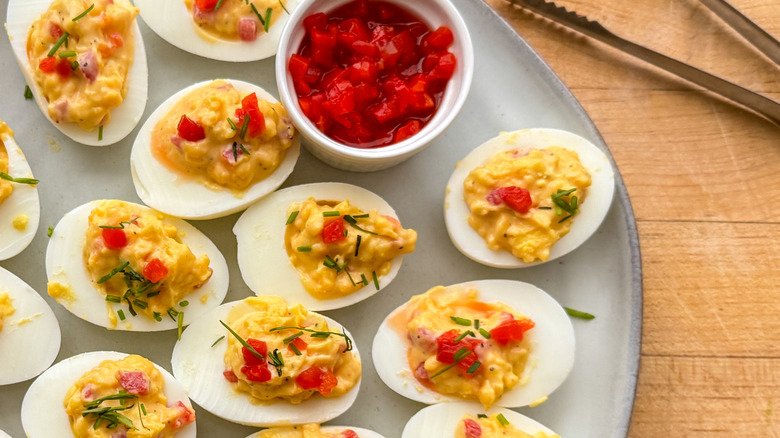 assiette d'œufs farcis au piment et au fromage
