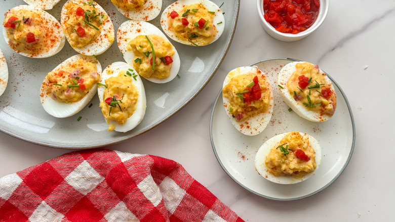 Oeufs farcis au piment sur une assiette de service