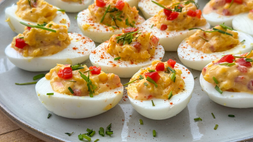 Recette d'œufs farcis au fromage et au piment