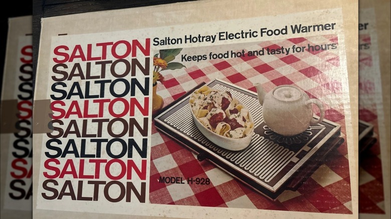 Une boîte de chauffe-plats électrique Salton Hotray.