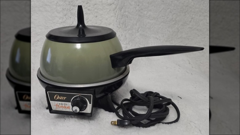 Un service à fondue électrique Oster.