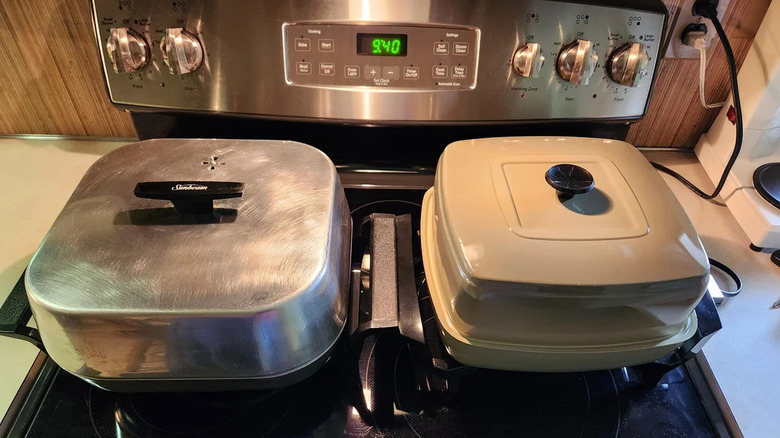 Poêles électriques sur la cuisinière.