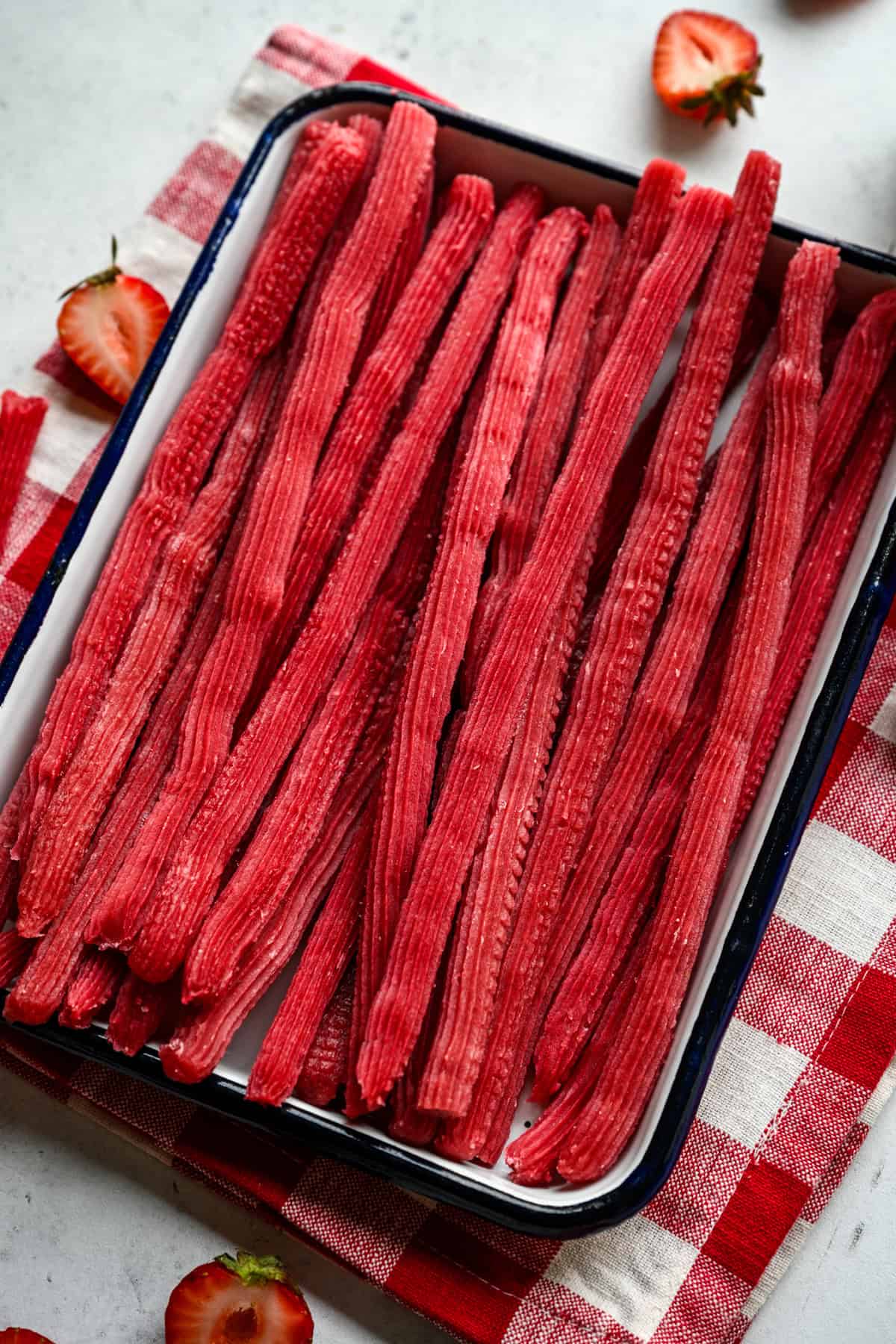 Vue aérienne des twizzlers sur un plateau.
