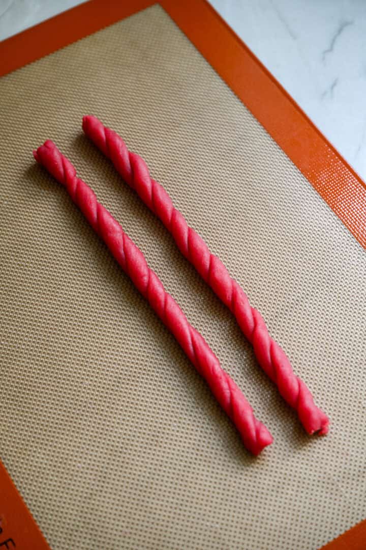 Vue aérienne des twizzlers sur un silpat.