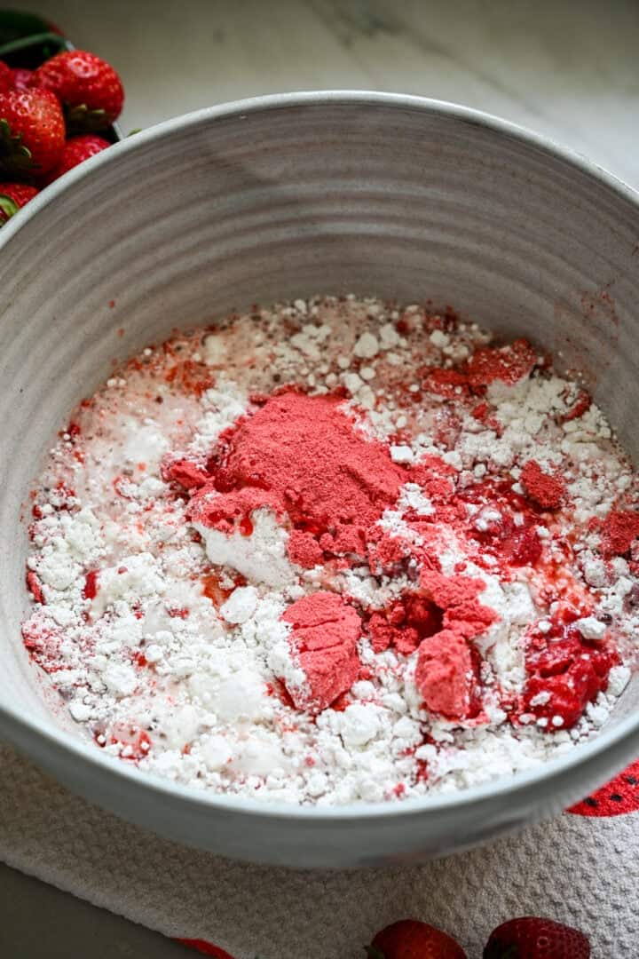 Poudre de fraise, farine à gâteau et eau dans un bol à mélanger.