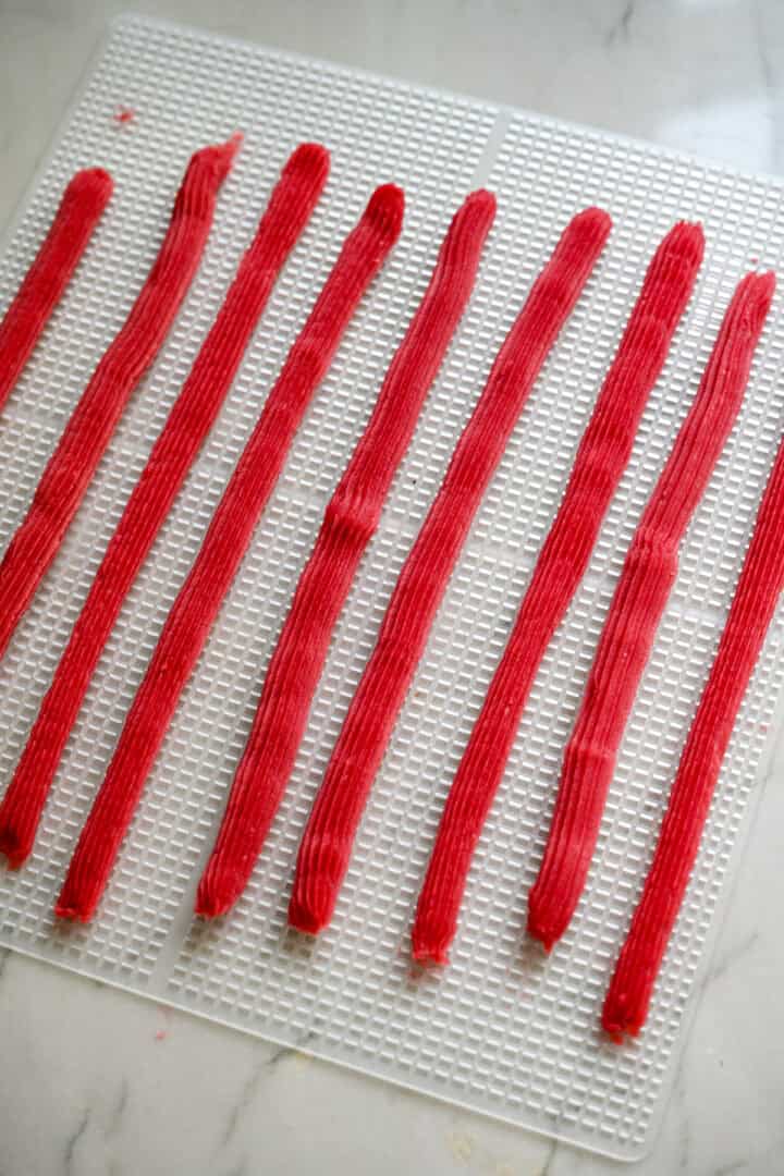 Vue aérienne des twizzlers sur un plateau de déshydrateur.