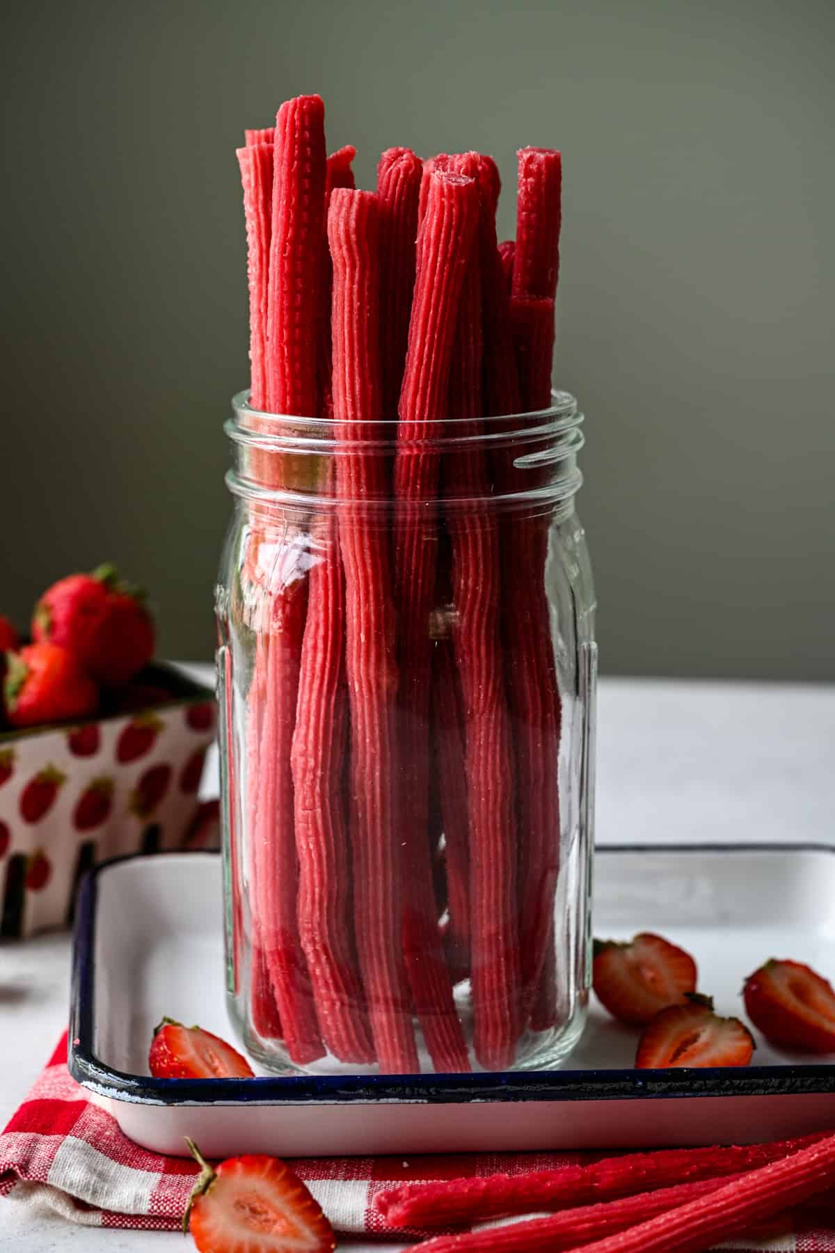 Vue de face des twizzlers dans un pot.