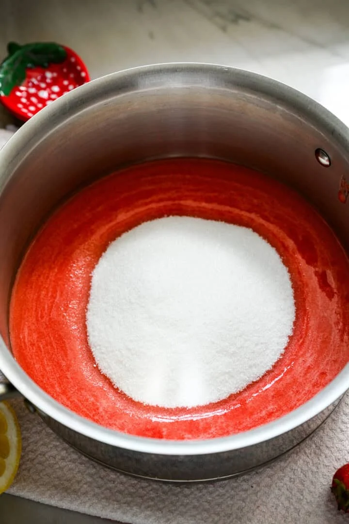 Vue aérienne de la purée de fraises et du sucre.