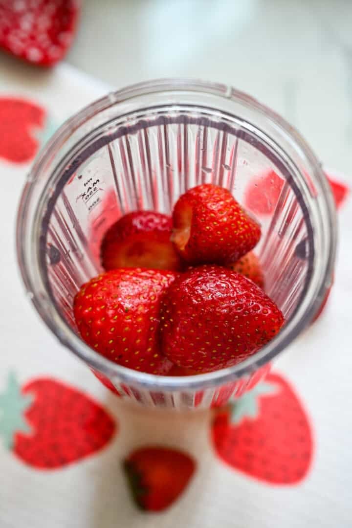 Les fraises dans un mixeur à balles avant de mixer.
