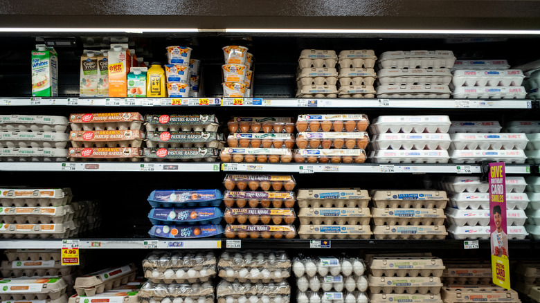 Cartons d'œufs empilés sur les étagères d'un magasin Kroger.