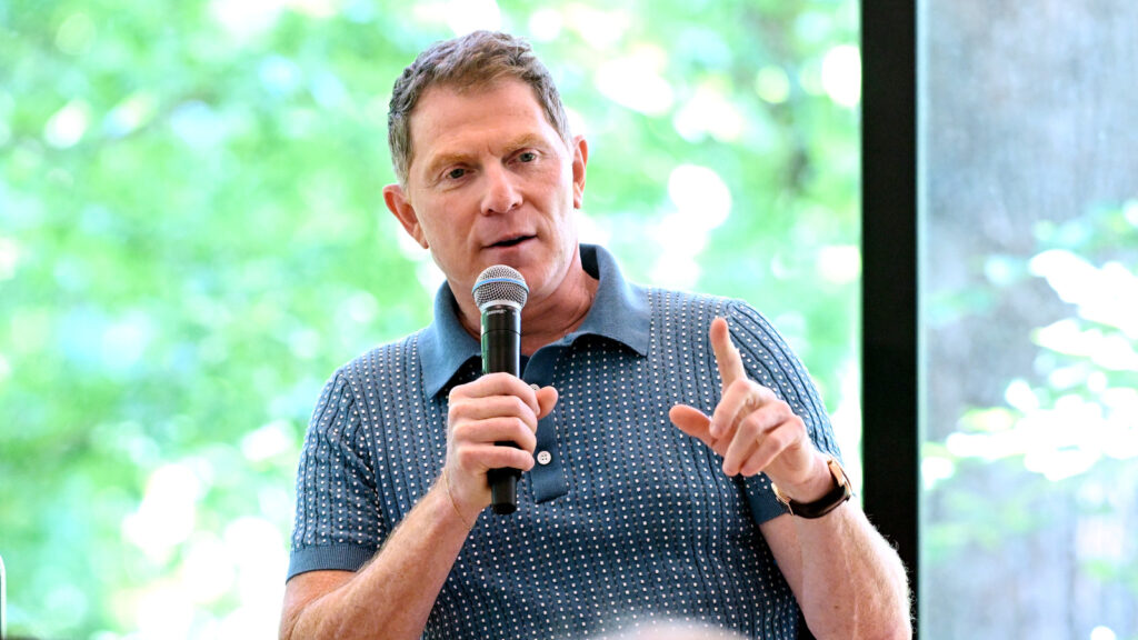 Le secret de Bobby Flay pour des steaks inoubliables commence par utiliser la bonne poêle
