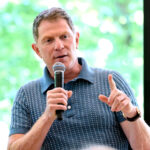 Le secret de Bobby Flay pour des steaks inoubliables commence par utiliser la bonne poêle