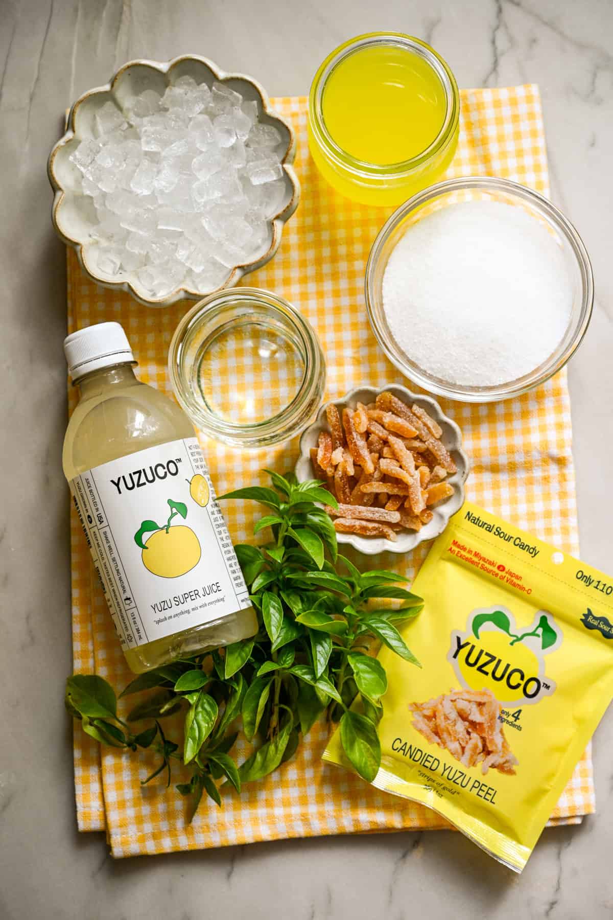 vue aérienne des ingrédients du cocktail au limoncello surgelé.