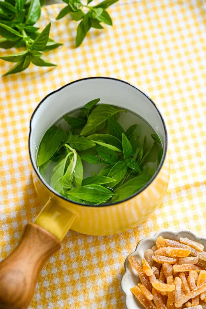 à thé de sirop simple de basilic dans une petite casserole avant la cuisson.