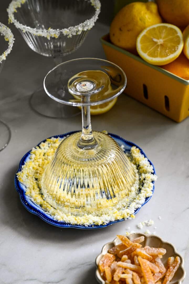 tremper le bord du verre à cocktail dans le mélange citron-sucre.