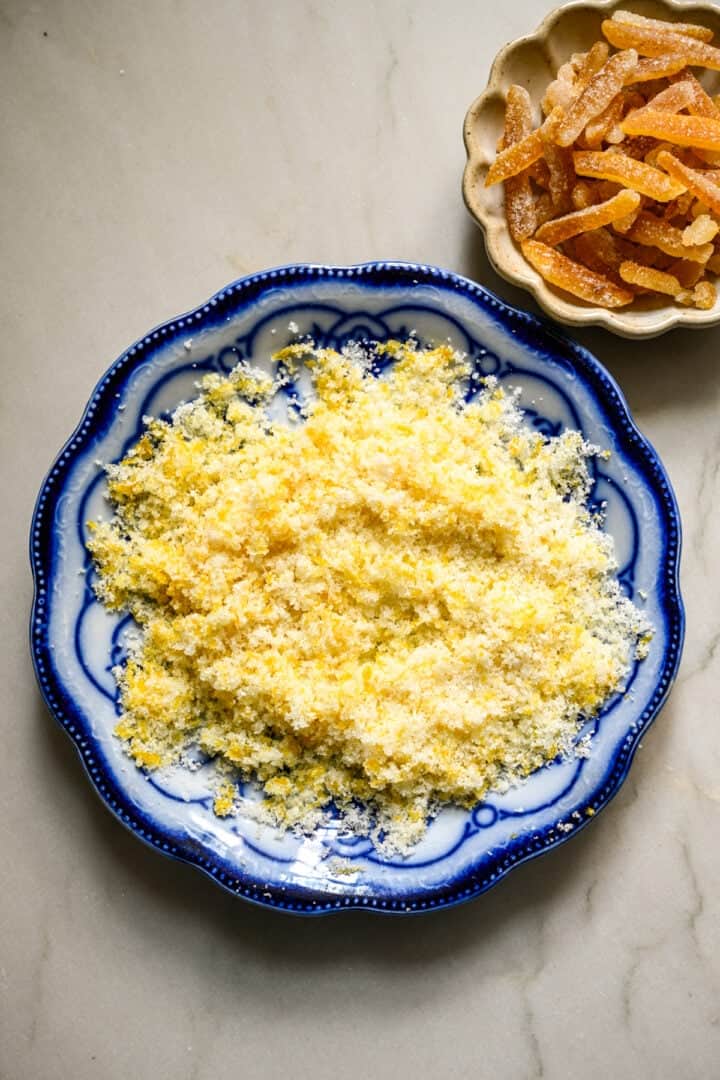 le zeste de citron et le sucre combinés dans une assiette.