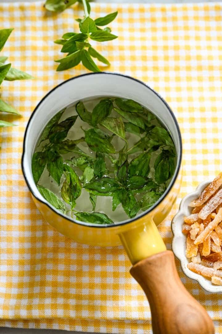 sirop simple de basilic dans une petite casserole après la cuisson.