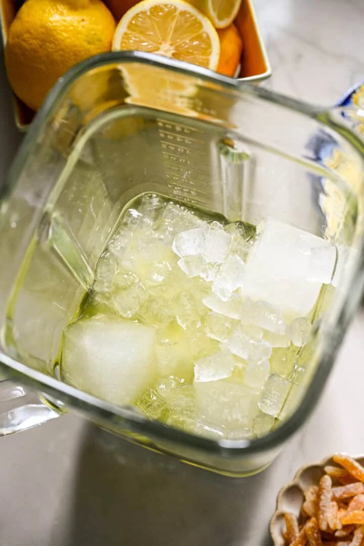 mélanger le mélange à cocktail au limoncello surgelé dans un mélangeur avant de mélanger.