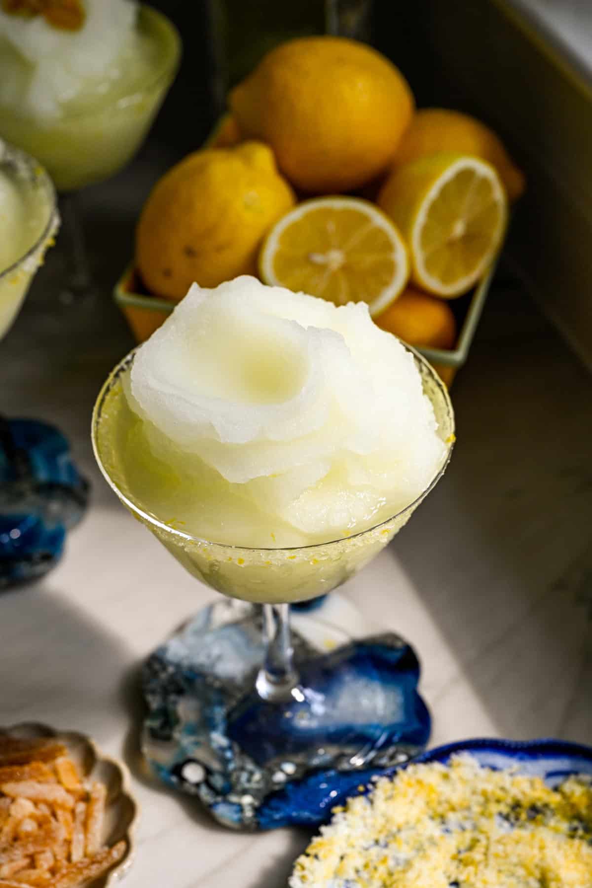 vue rapprochée du cocktail de limoncello congelé dans un verre coupé.