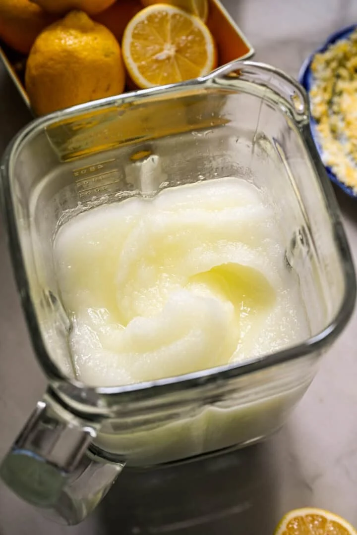 mélanger le mélange à cocktail au limoncello surgelé dans le mélangeur après le mélange.
