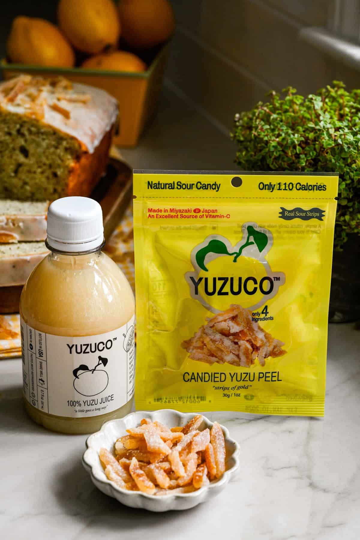 vue latérale du jus de yuzu YUZUCO et des écorces de yuzu confites.