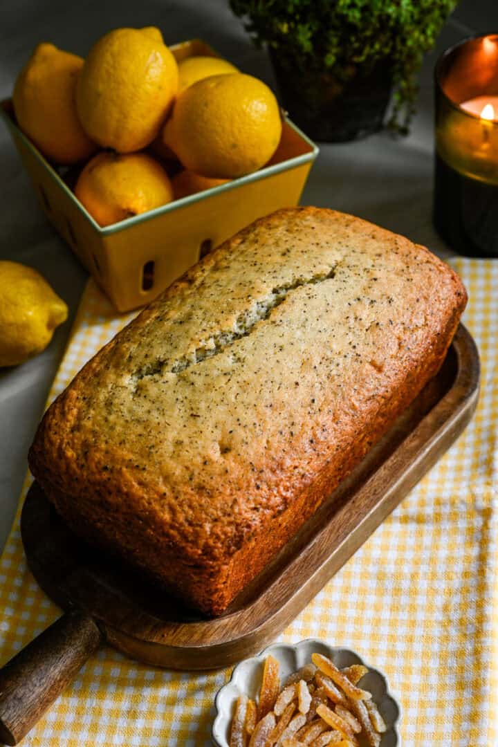 Gâteau au yuzu Earl Grey entier sur une planche à découper avant d'être glacé.