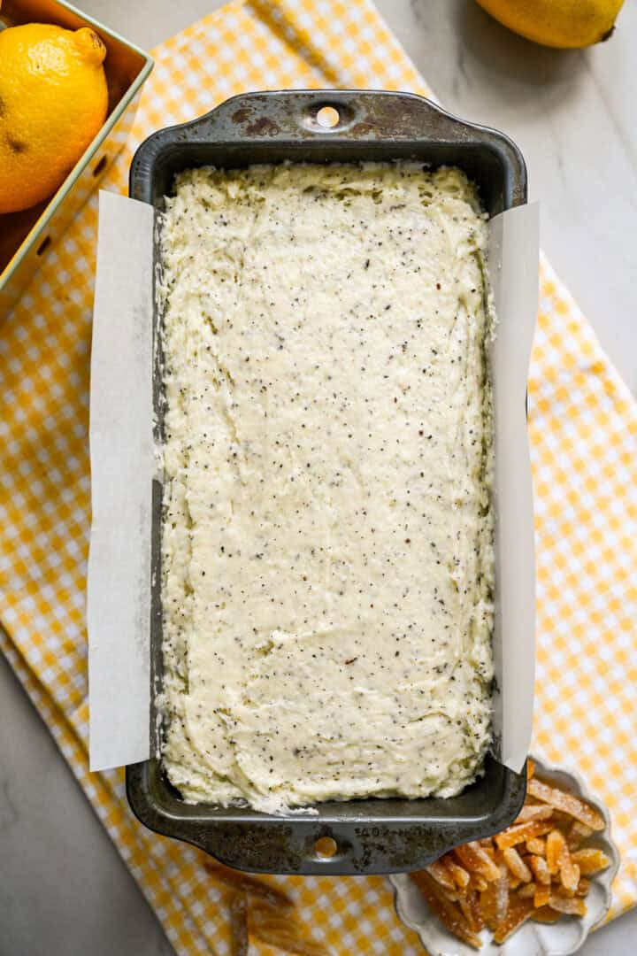 pâte à gâteau au yuzu Earl Grey dans un moule à pain avant la cuisson.