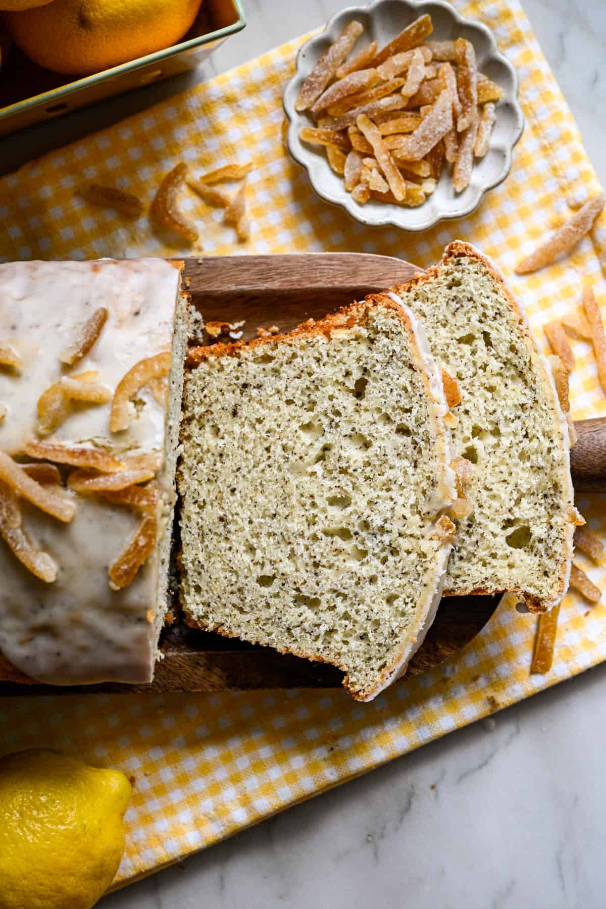 Vue rapprochée de 2 tranches de gâteau au yuzu Earl Grey.
