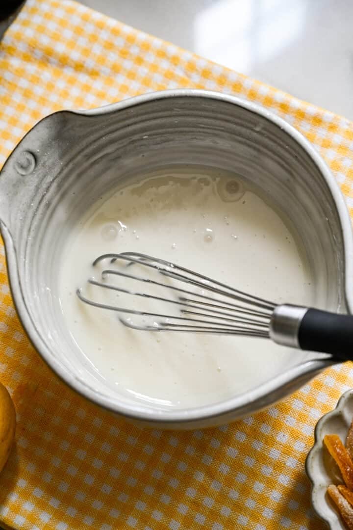 glaçage au yuzu dans un bol.