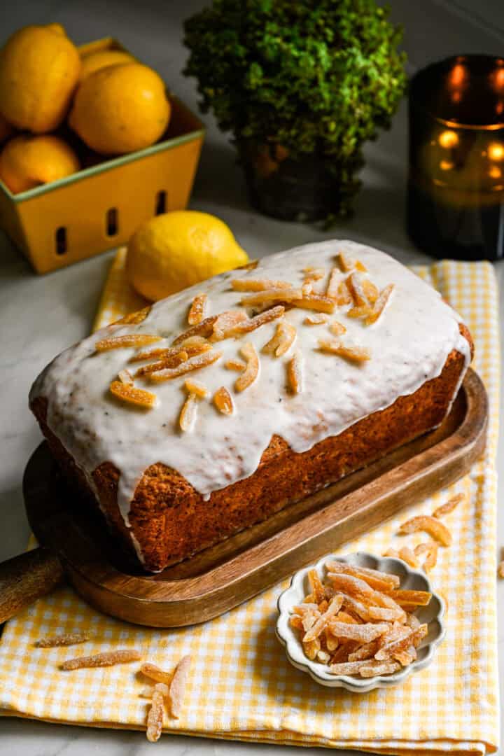 Gâteau au yuzu Earl Grey entier sur une planche à découper.