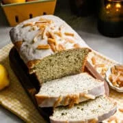 Gâteau au pain Yuzu Earl Grey avec quelques tranches tranchées sur une planche à découper.